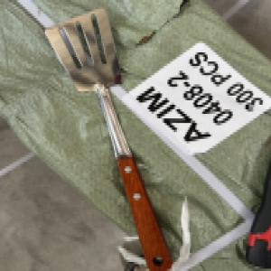 AZM0408-2 Лопатка кухонная с прорезями с черной ручкой