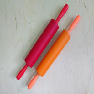 Скалка силиконовая с крутящейся пластиковой ручкой 28 см.